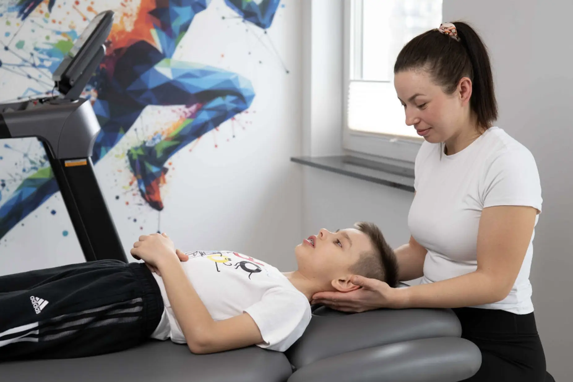 Fizjoterapeuta z Siedlec wykonujacy rozluźnianie