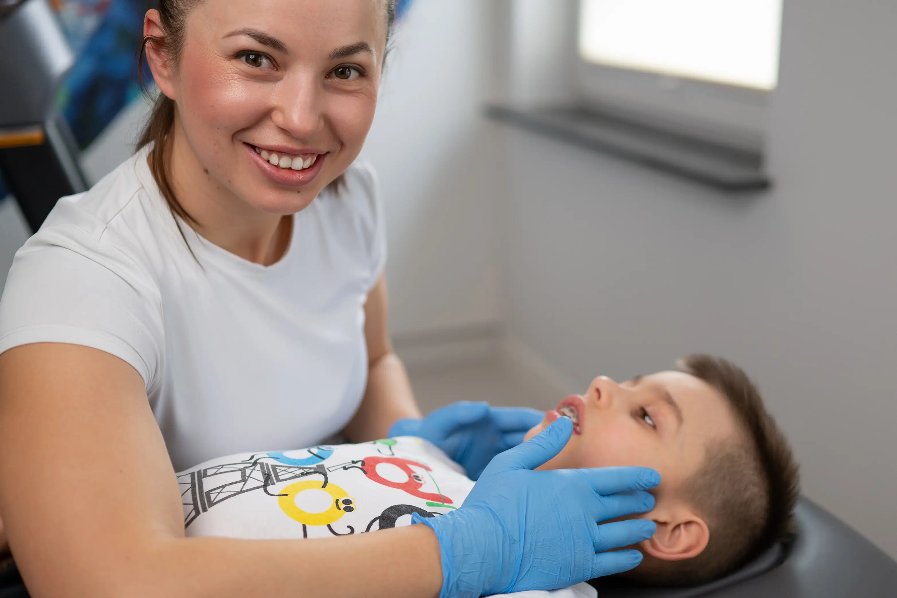 Fizjoterapeuta wykonujacy terapie stawów skroniowo-żuchwowych